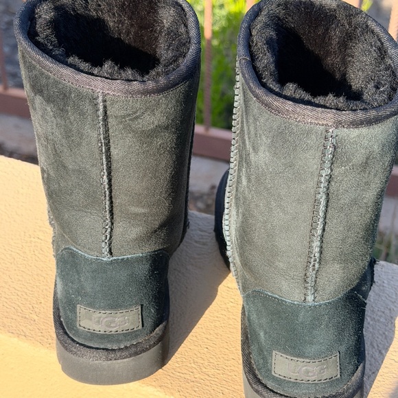 UGG Black classic short II Boots.  Sz 9.  EUC - Picture 4 of 8